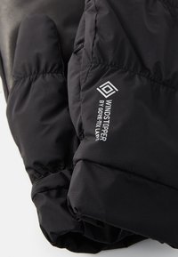 Črne vetroodporne rokavice s prešitim dizajnom in teksturirano površino, ter z logotipom "WINDSTOPPER by GORE-TEX LABS."