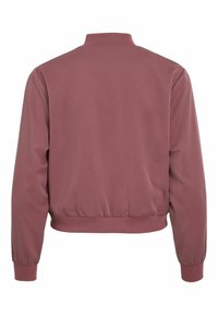 Pielāgots bumbieris jaka mīkstā, putekļainā rozā audumā. Ar ribotu apkakli un garām piedurknēm, elastīgu apakšmali un gludu virsmas tekstūru.