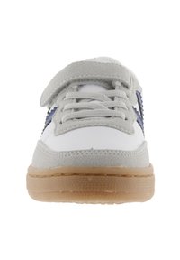 Sneaker per bambini con una tomaia in suede grigio e dettagli in pelle bianca, un design a zigzag blu, cinturino regolabile in velcro e suola in gomma naturale.