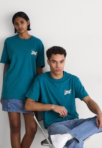 Tommy Jeans FLOWER POWER TEE UNISEX - Camiseta estampada - timeless teal