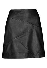 Jupe en cuir noir avec une silhouette en A, un design asymétrique et une texture subtile avec des détails de couture diagonale.