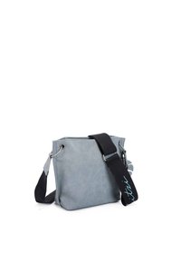 Szara skórzana torba na ramię o kwadratowym kształcie, z czarnym regulowanym paskiem z niebieskim akcentem. Detale z oczkami na górnych krawędziach do zamykania.