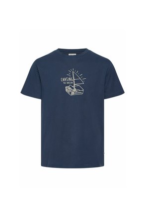 T-shirt in cotone blu navy con maniche corte e vestibilità ampia. Presenta testo grafico bianco e illustrazioni di una barca a vela e sardine.