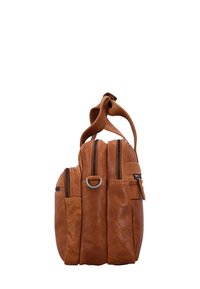 Ruda odinė rankinė su keliais užtrauktukais, apvaliu viršutiniu rankenėle ir matomais siuvimo detalėmis. Lygus paviršius ir struktūruota forma.