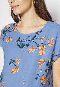 Vero Moda Maternity VMMNEWHALLIE NEW  - Μπλουζάκι με στάμπα - provence/mock orange