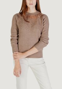 Maglione marrone a maglia con scollatura rotonda, caratterizzato da un motivo testurizzato di piccoli fori sulle spalle. Maniche lunghe e polsini a coste.