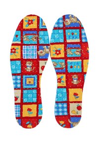 Plantillas de tela coloridas con un diseño de patchwork que incluye cuadros rojos, azules y amarillos, adornados con patrones florales, animales y lunares.