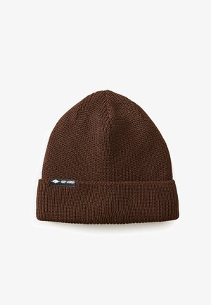 Bonnet en tricot marron avec une texture côtelée et un revers roulé, présentant une petite étiquette noire avec du texte blanc sur le côté.