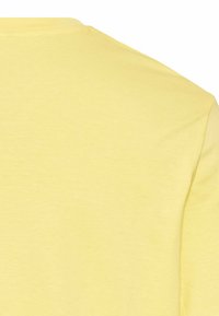 Gul T-shirt, korte ærmer, rund halsudskæring, blødt bomuldsstof, glat overflade, enkel design, ensfarvet uden mønstre eller accenter.
