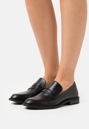 Schwarze Leder Slipper mit glatter Oberfläche, featuring eine genähte Detail und ein niedriges Absatz. Slipper-Design ohne Schnürsenkel.