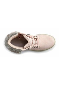 Bota de ante rosa con cuello de pelo sintético gris, punta redonda, ojales de metal y cordones a juego. Forro interior suave y suela texturizada.