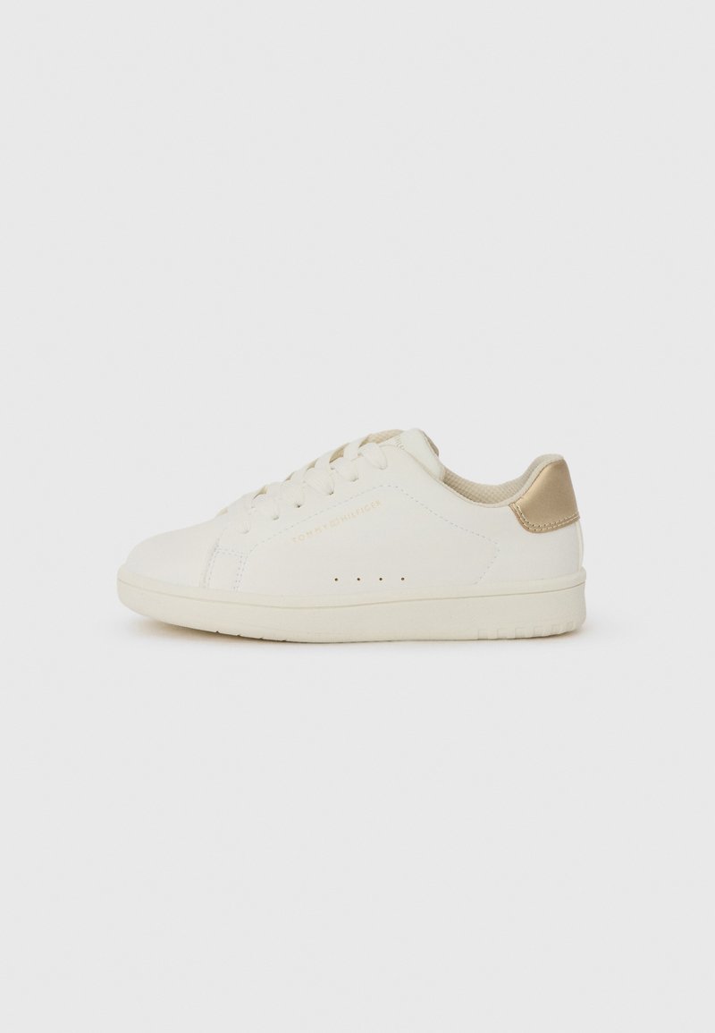 Weisse Low-Top-Sneaker aus Leder mit glatter Textur, beigem Fersenakzent, Schnürverschluss und Perforierungen.