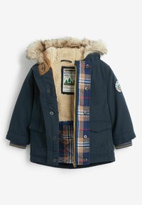 Manteau d'hiver pour enfants bleu marine avec capuche en fausse fourrure, doublure intérieure à carreaux, isolation en polaire et écusson à thème d'aventure sur la manche.