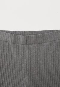 Grijze geribbelde leggings met een brede elastische tailleband, voorzien van verticale strepen, gemaakt van een rekbare katoenmix.
