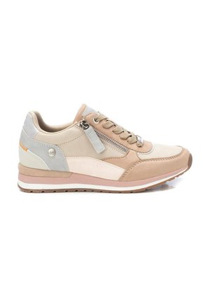 Zapatilla beige y gris claro con cordones delanteros, cremallera lateral y suela de goma sobre fondo blanco.