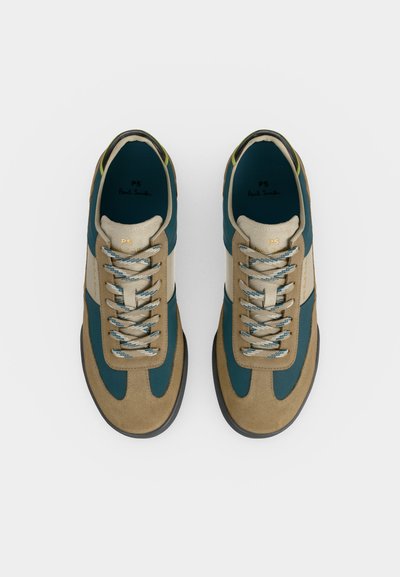 Ζευγάρι σουέτ αθλητικά παπούτσια σε μπεζ και τυρκουάζ με ανοιχτόχρωμες λεπτομέρειες, κορδόνια με σχέδια και το λογότυπο «PS Paul Smith» στις εσωτερικές σόλες και τη γλώσσα.