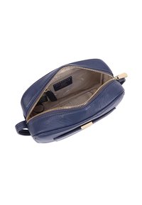 Marineblauwe leren handtas met gouden hardware, voorzien van een ritssluiting en beige binnenvoering. Het interieur bevat kaartsleuven en een sleutelhanger.