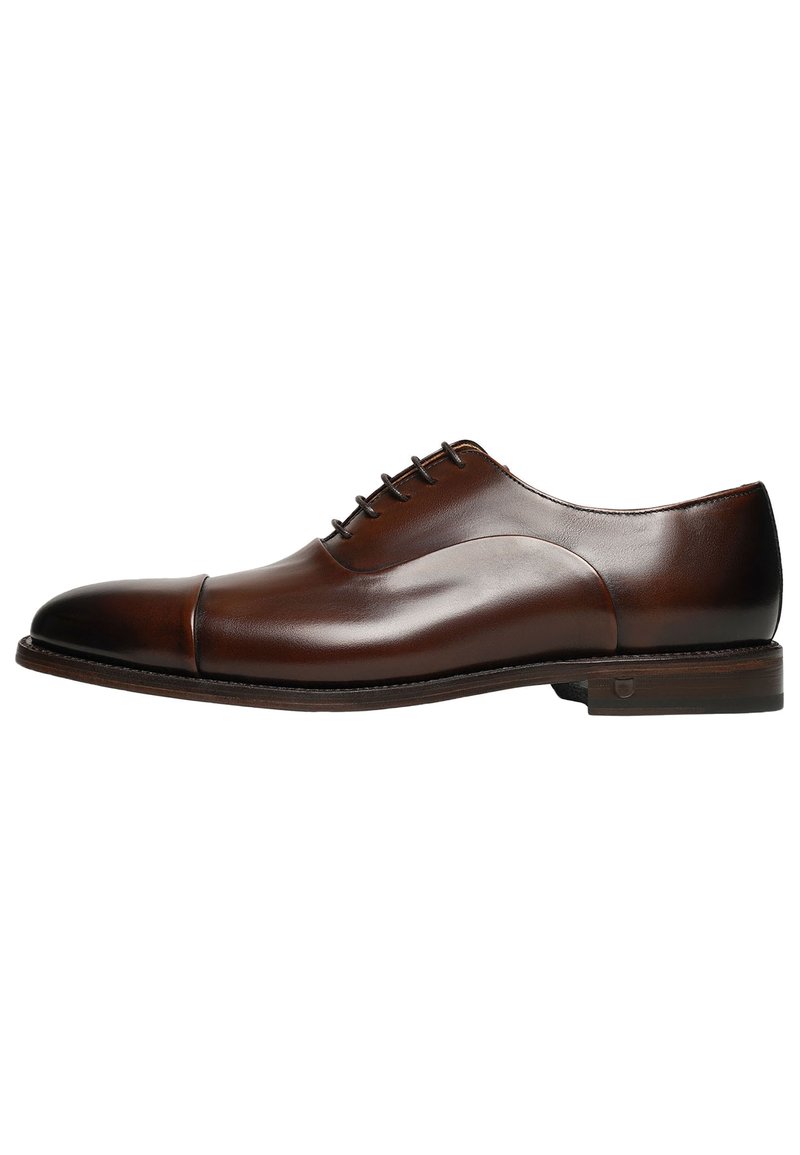 Scarpa oxford in pelle marrone con punta arrotondata e finitura liscia. Presenta cinque asole e un tacco leggermente rialzato. Design semplice.