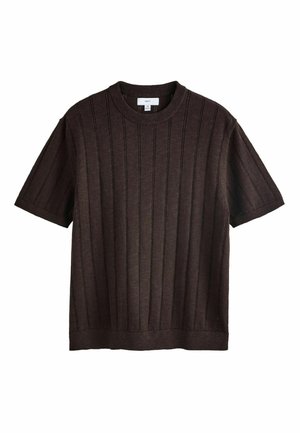 Tmavohnedý krátky pletený sveter s vertikálnymi rebrami, okrúhlym výstrihom a stredne veľkou značkou vo vnútri goliera.