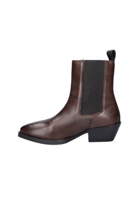 Bruine leren enkelboot met elastische zijkant, spitse neus, lage blokhak en trektab; gladde afwerking met subtiele stikdetail.