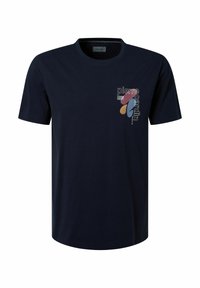 Marineblauw T-shirt met korte mouwen, versierd met kleurrijke abstracte vormen en de tekst "pierre cardin" op de linkerborst.