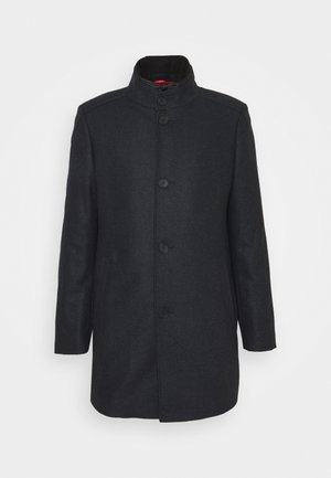 Manteau pour homme noir texturé avec col montant et cinq boutons sur le devant, manches longues et coupe droite.