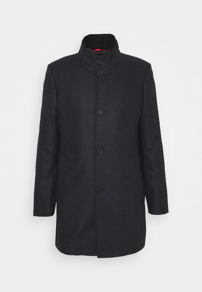 Manteau pour homme noir texturé avec col montant et cinq boutons sur le devant, manches longues et coupe droite.