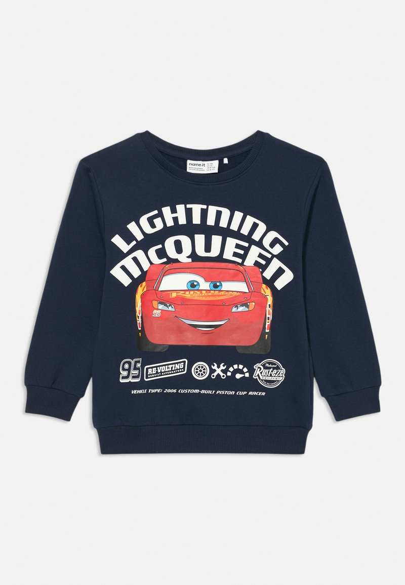 Sötétkék pulóver, amelyen egy nagy Lightning McQueen grafika látható, fehér és vörös felirattal. Bordázott mandzsetták és gallér, pamut keverék anyagból.