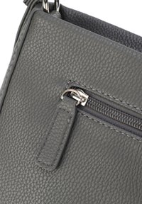 Borsa a tracolla in pelle grigia con superficie texturizzata, dotata di una tasca con zip e dettagli in metallo argento. Design strutturato con linee pulite.