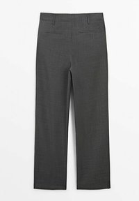 Donkergrijze op maat gemaakte broek met rechte pijpen, riemlussen en twee achterzakken, plat gelegd op een witte achtergrond.