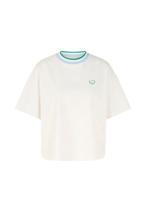 Weißes Baumwoll-T-Shirt mit lockerem Schnitt, rundem mehrfarbigem Ausschnitt (grün, blau) und einem kleinen gestickten grünen Herz auf der Brust.