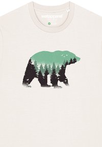T-shirt en coton crème avec un graphique d'ours sur le thème de la forêt en vert et noir, avec des superpositions texturées et un design classique à col rond.