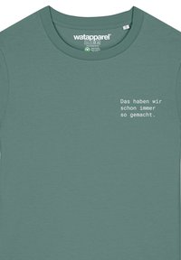 Korte mouwen, ronde hals t-shirt in gedempt teal, gemaakt van zachte stof. Met witte tekst op de voorkant. Merklabel bij de hals.