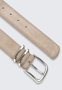 Beiger Wildledergürtel mit glatter Textur, ausgestattet mit einer silberfarbenen Metallschnalle und mehreren Einstelllöchern.