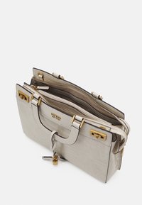 Lysegrå håndtaske med en tekstureret finish, gulddetaljer, lynlåslukning og flere indvendige rum.