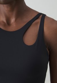 Stronger SHAPING CUT OUT BRA - Sujetadores deportivos con sujeción media - black