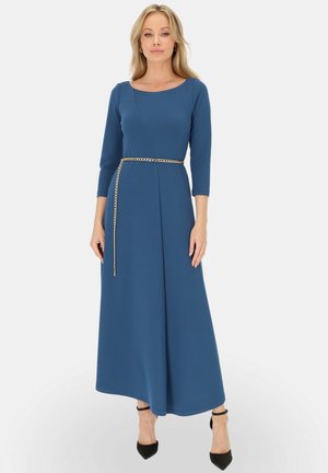 Maxi sukienka w jednolitym niebieskim kolorze, z rękawami o długości trzech ćwierć, okrągłym dekoltem i paskiem w postaci złotego łańcucha podkreślającym talię. Gładki, teksturowany materiał.