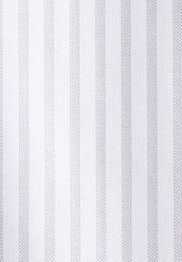 Tessuto bianco con strisce verticali, caratterizzato da motivi testurizzati e sezioni lisce. Le strisce variano in larghezza e hanno una lucentezza sottile.