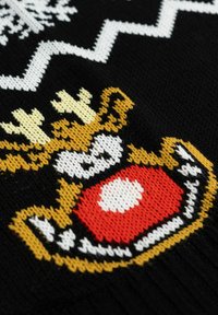 Schwarzer Strickpullover mit einem Rentierdesign, weißen Geweihen, einer roten Nase und gelben Akzenten sowie geometrischen Schneeflockenmustern.