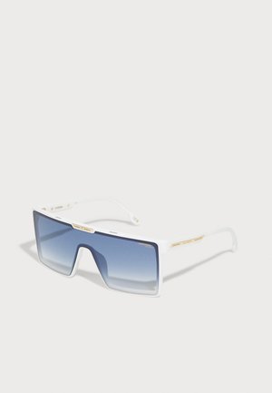 Occhiali da sole bianchi oversize con lenti blu sfumate, caratterizzati da dettagli dorati sulla montatura e un design rettangolare.