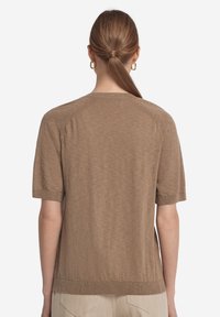 Brun kortærmet strikbluse med rund halsudskæring, der har en tekstureret overflade og ribbet kant. Designet til en afslappet pasform.