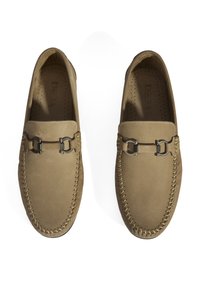 Beige Lederloafers mit dekorativen metallischen Verbindungen, weicher Textur, handgenähten Details und durchlöcherten Innensohlen für Atmungsaktivität.