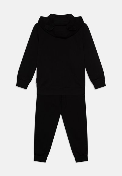 Schwarzes Hoodie- und Jogginghosen-Set. Weiches, Jersey-Material; das Hoodie verfügt über eine abgerundete, strukturierte Kapuze mit Ohren; gerippte Bündchen und Saum.