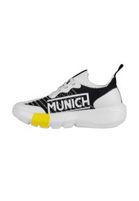 Zapatilla en blanco y negro con parte superior de punto, que presenta un prominente logotipo "MUNICH", acentuado por un talón amarillo y una suela blanca gruesa.