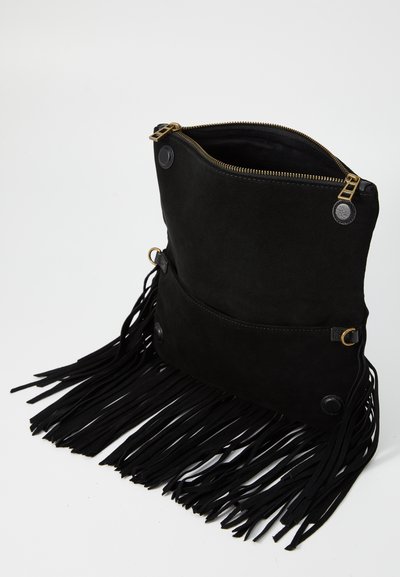 Schwarze Wildledertasche mit einem Reißverschluss, einer Fronttasche und langen Fransen. Verfügt über Messingbeschläge und runde Knopf-Akzente. Glatte Textur.