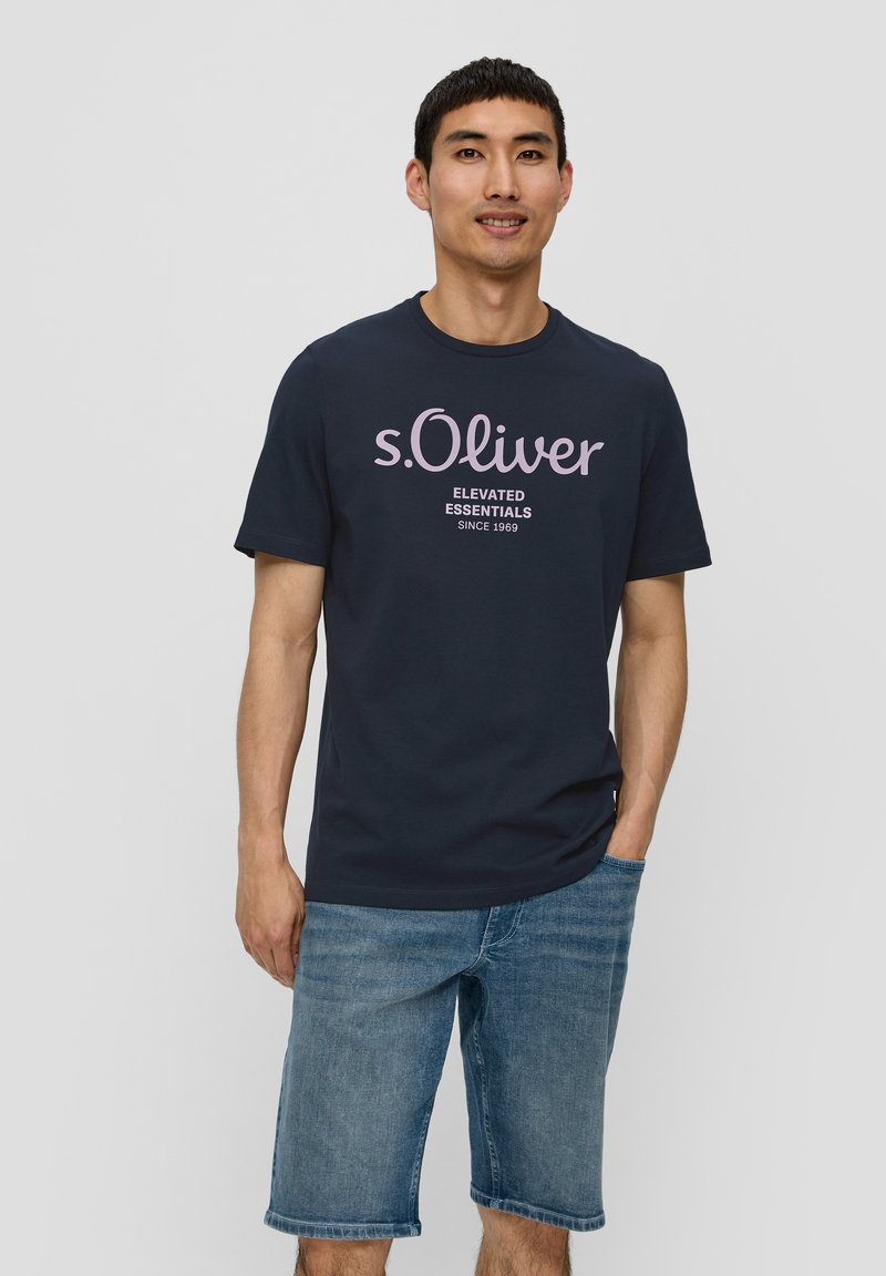 s.Oliver MIT GROSSEM LABEL - T-shirt print - navy