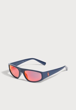 Gafas de sol azul marino de Polo Ralph Lauren con montura rectangular, lentes espejadas de color coral y un logotipo naranja de un jugador de polo en la patilla.