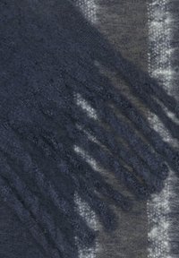 Donkerblauwe wollen sjaal met een franjerand, zachte textuur en een subtiel gestreept patroon in lichtere tinten.