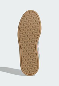 Podešev boty s texturovaným pryžovým povrchem ve vzoru diamantů. Barva je světle hnědá. Má mírně zakřivený okraj.