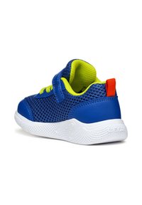 Sneaker in mesh blu con accenti gialli, fascia in Velcro e tab sul tallone rosso; presenta una suola in gomma con motivo bianco strutturato e logo.